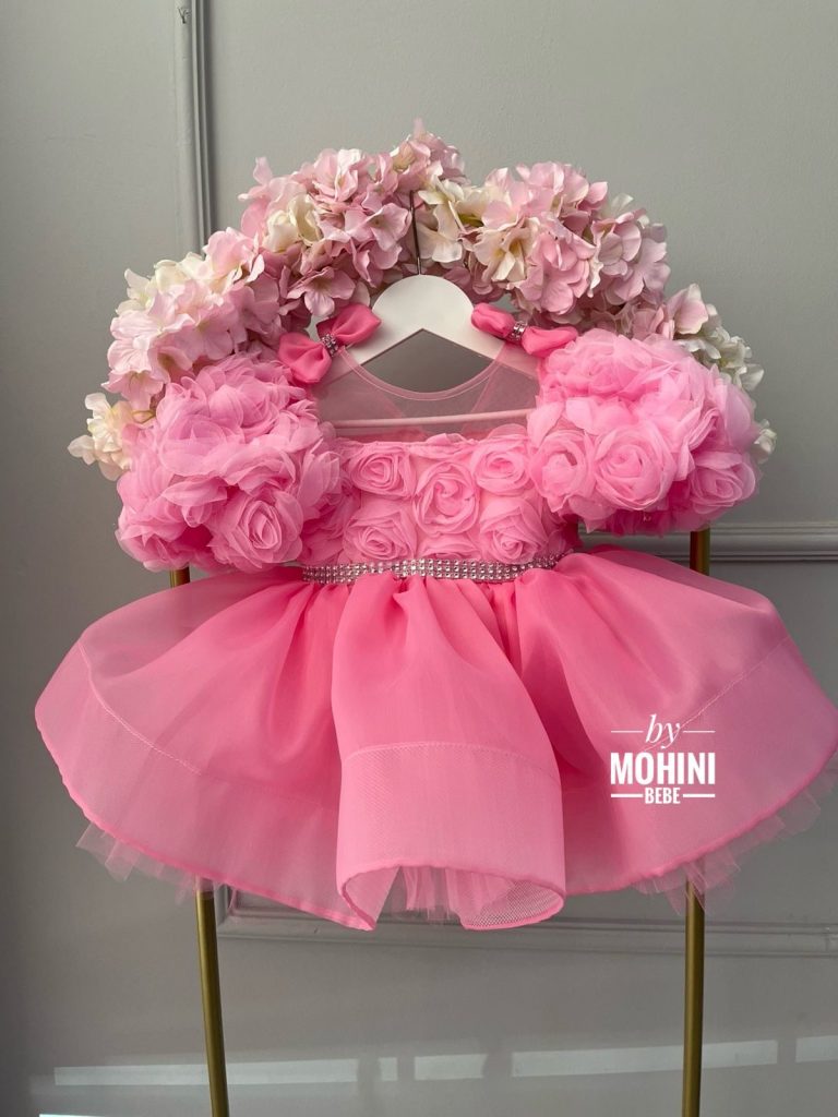 Vestido niña rosa con flores 3D grandes, rosas volumétricas y falda tutú de tul – vestido princesa pompón para bautizo.
