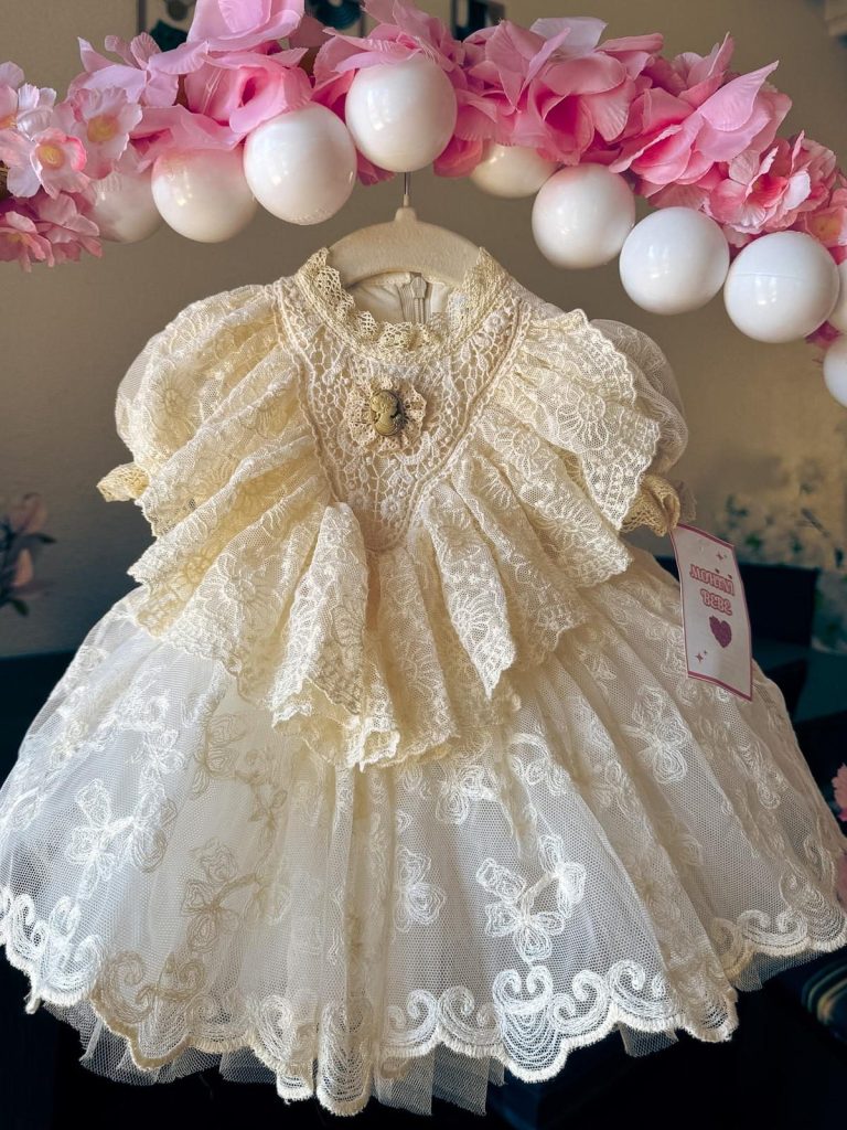 Vestido niña rosa con flores 3D grandes, rosas volumétricas y falda tutú de tul – vestido princesa pompón para bautizo.
